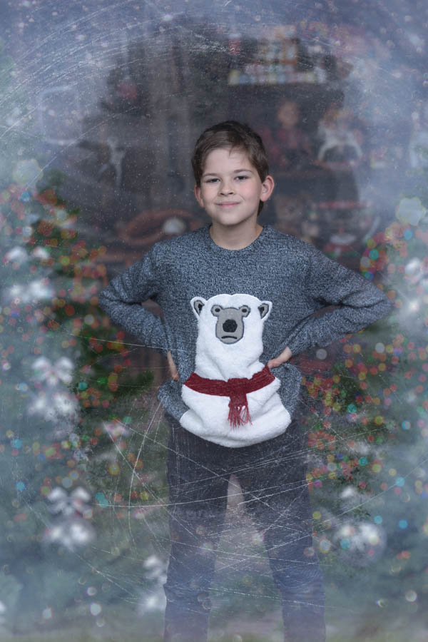 chłopiec pozuje do świątecznej mini sesji zdjęciowej bożonarodzeniowej