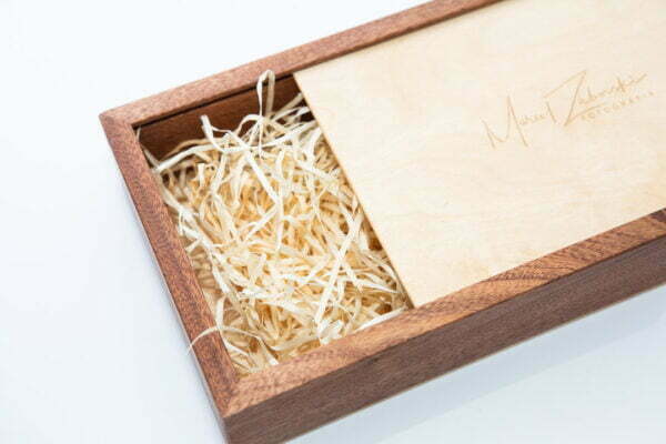 firmowe drewniane pudłko na zdjęcia