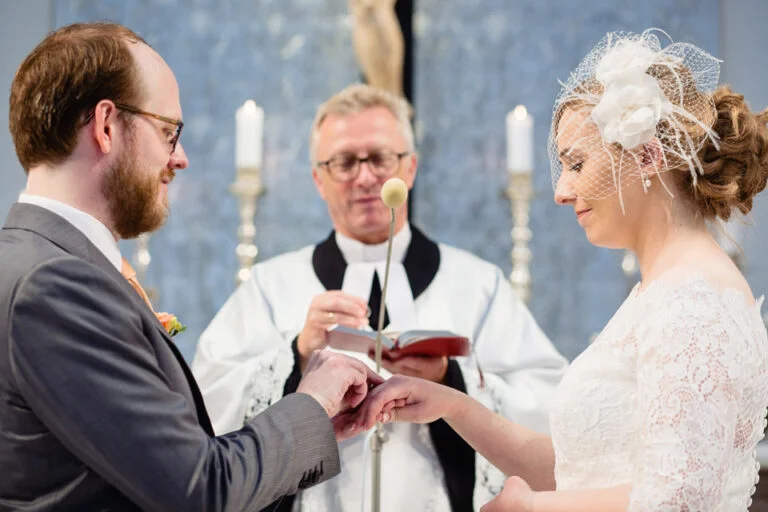 para młoda bierze ślub w Kościele Świętej Trójcy