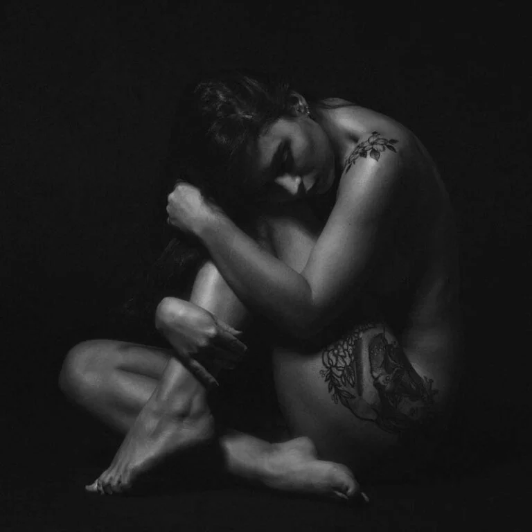 fotograf warszawa dziewczyna pozuje nago na czarnym tle 