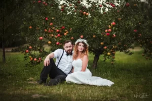 sesja ślubna pod jabłonią